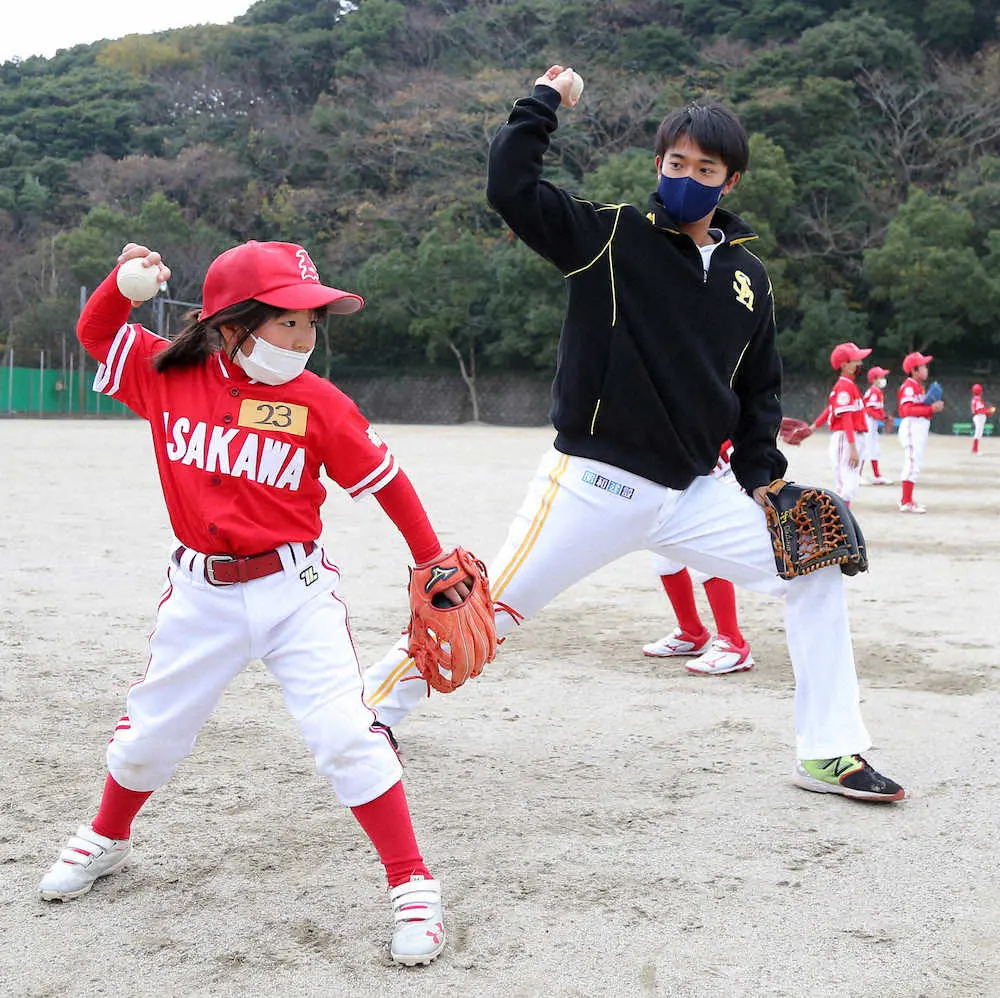 ＜日本プロ野球選手会、体験会サポートプレジェクト＞キャッチボールを指導する柳町（撮影・中村　達也）