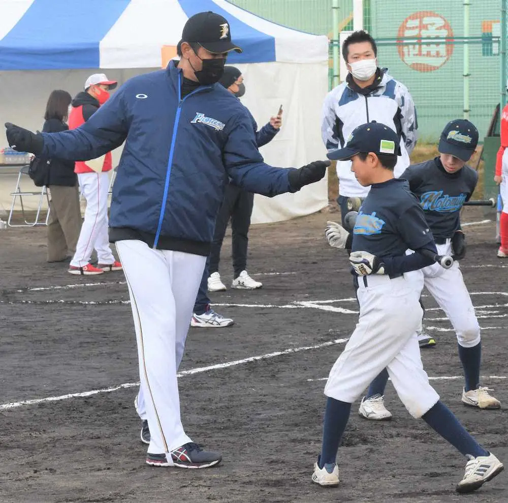 【画像・写真】日本ハム・稲葉GM「プロ野球47年会野球教室2021」で80人の小学生に指導