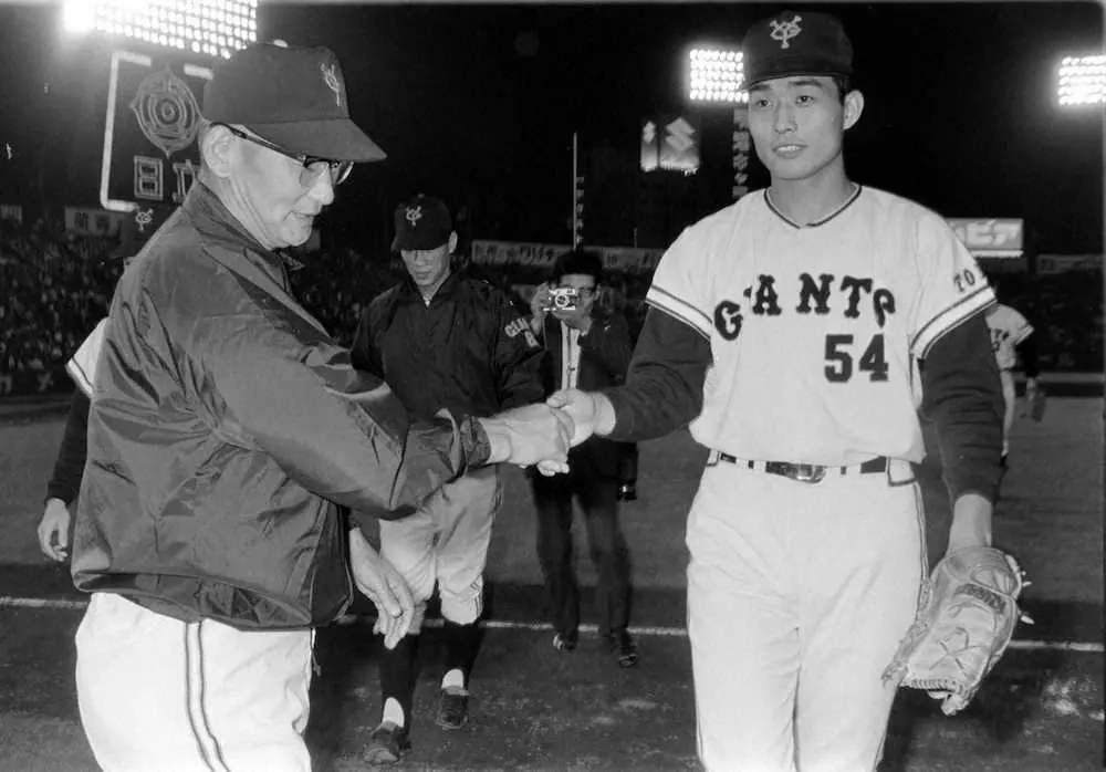1968年、勝利し川上監督（左）と握手する倉田誠さん