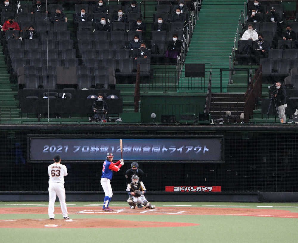 8日に行われたプロ野球12球団合同トライアウトで力投する古川（左）を見つめる日本ハム・新庄監督（撮影・西海健太郎）