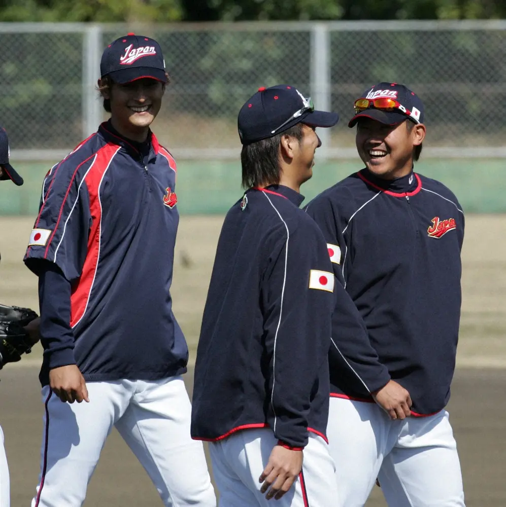 09年、日本代表で談笑する松坂（右）藤川（中央）とダルビッシュ