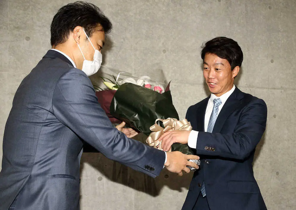 【画像・写真】日本ハム・鶴岡　涙の引退会見 19年のプロ生活に幕…「今はやり切った気持ちでいっぱい」