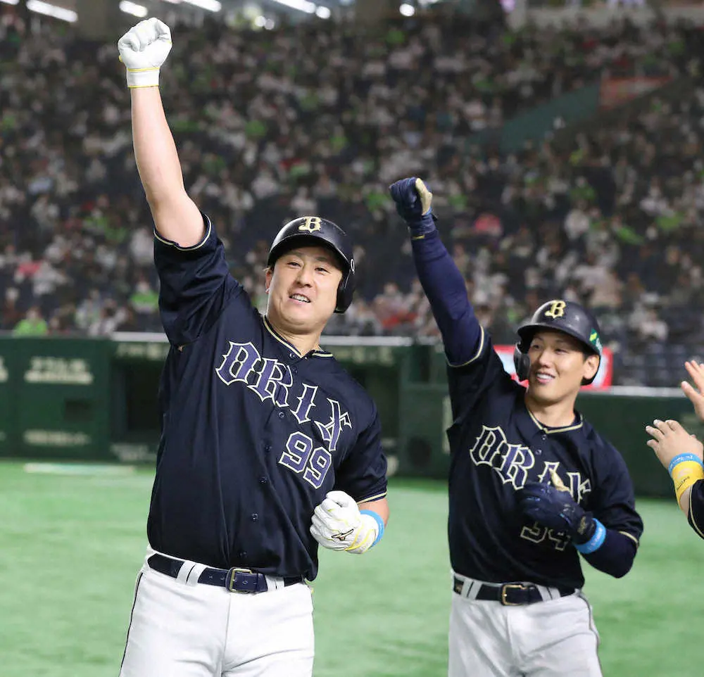日本シリーズで本塁打を放ったオリックス・杉本（左）は吉田正とともに昇天ポーズを決める（撮影・大森　寛明）