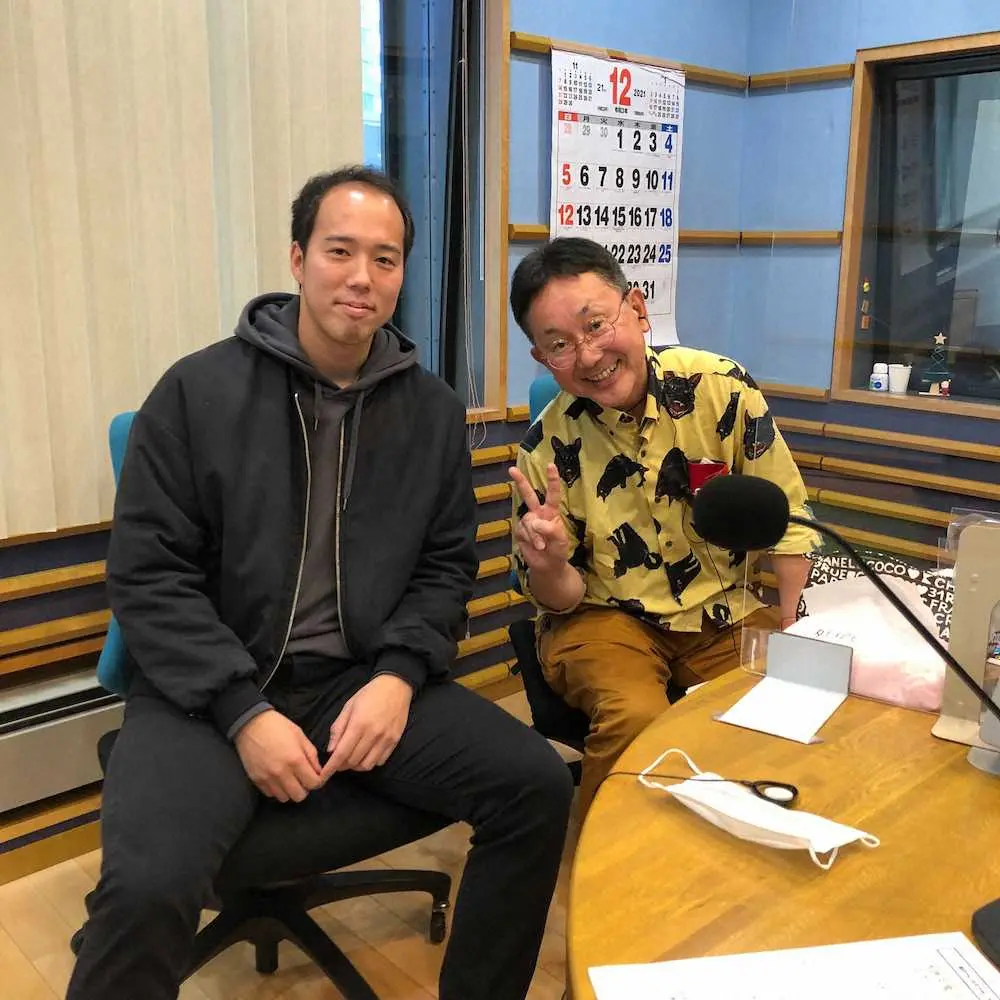 ＭＢＳラジオ「森たけしのスカタンラジオ」に出演した阪神・青柳（左）（球団提供）