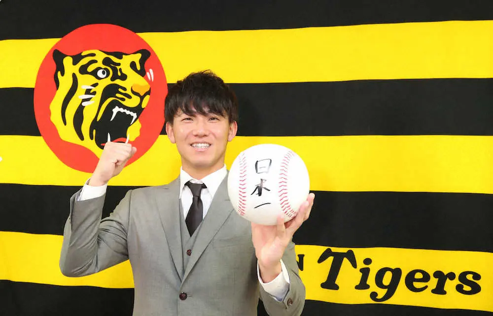 契約を更改し、来季の目標である日本一と書き込んだボールを手に笑顔の伊藤将（撮影・成瀬　徹）　　　