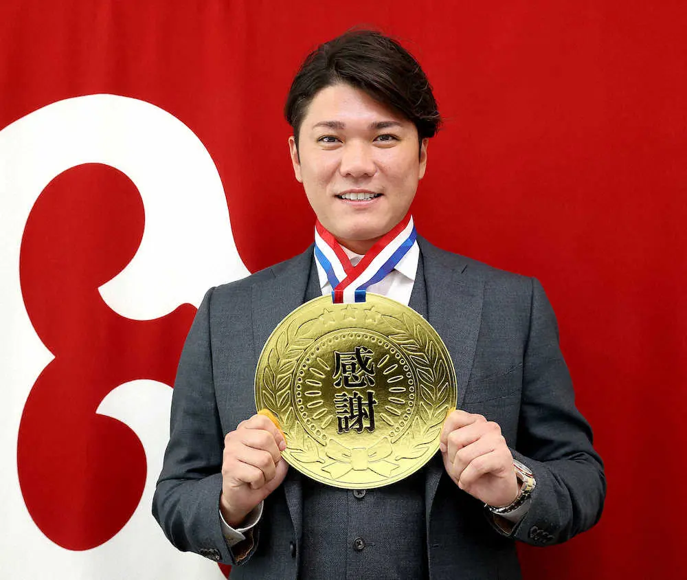 【画像・写真】巨人・坂本勇人　1億円増の年俸6億円でサイン　「凄く良い評価をしてもらいました」