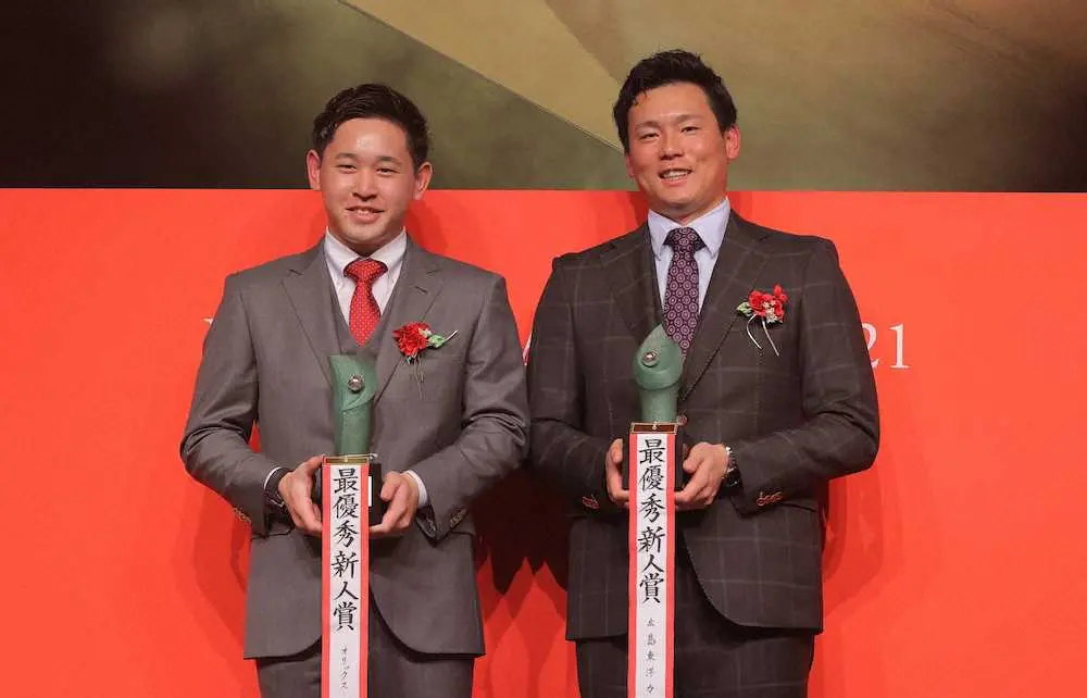 最優秀新人賞を受賞した（左から）オリックス・宮城、広島・栗林