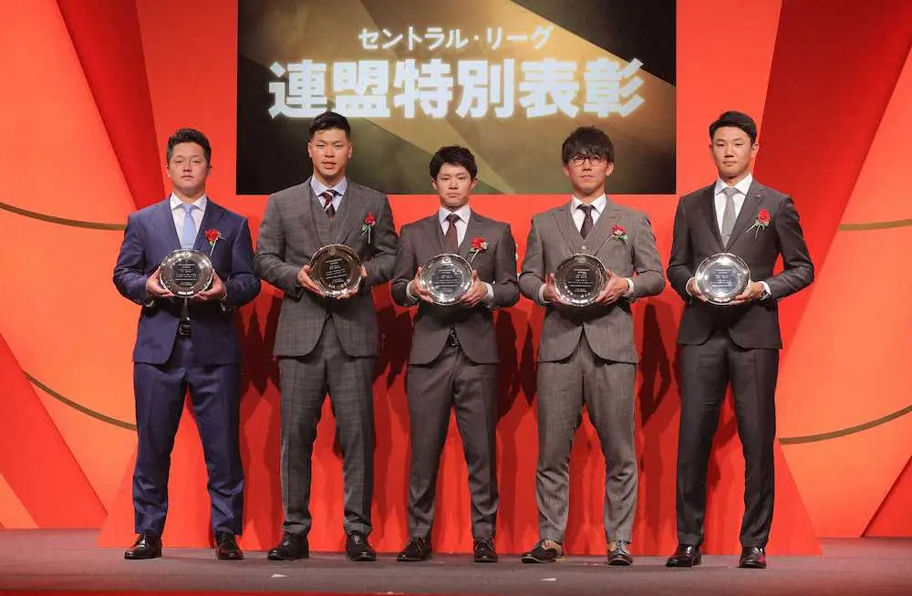 新人特別賞を受賞した（左から）DeNA・牧、阪神・佐藤輝、阪神・中野、阪神・伊藤将、ヤクルト・奥川
