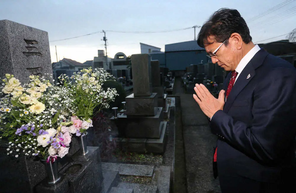 【画像・写真】栗山監督　尊敬する三原さんの墓前に誓った世界一　侍ジャパン監督就任を報告