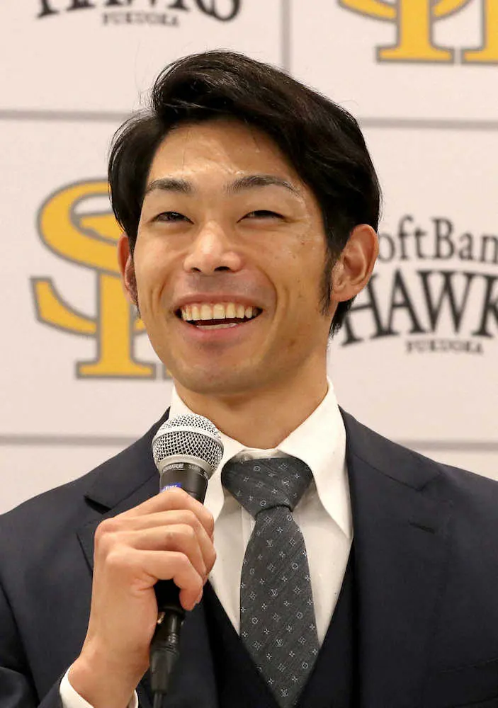 【画像・写真】中日からFAの又吉がソフトバンク入団会見　あごひげをそり「ルーキーの気持ちを思い出して」