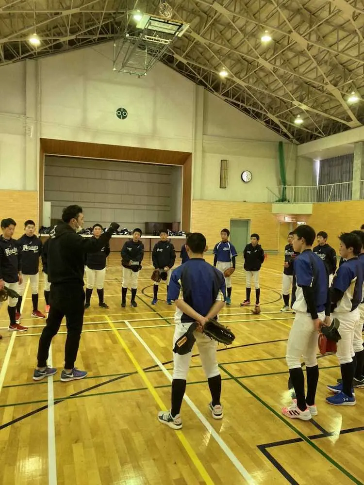 地元・福島県の喜多方市で野球教室を行った巨人・矢貫3軍投手コーチ（左）※写真撮影時以外はマスク着用