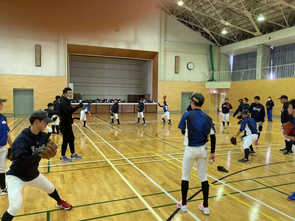 地元・福島県の喜多方市で野球教室を行った巨人・矢貫3軍投手コーチ（左）※写真撮影時以外はマスク着用