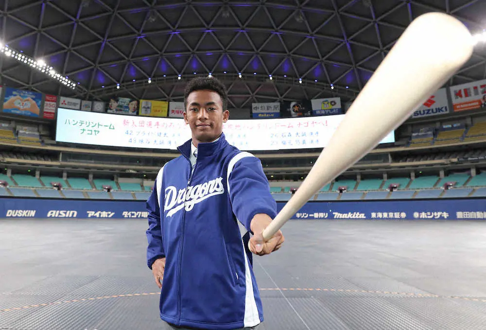 【画像・写真】ドームのバックスクリーンを背にポーズを決めるブライト（撮影・椎名　航）