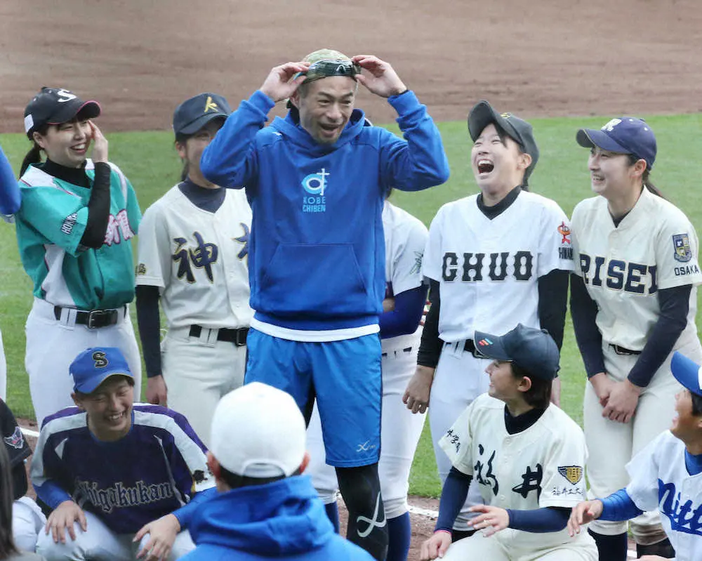 試合後の記念撮影で女子高校野球選抜の選手たちと談笑するイチローさん（撮影・坂田　高浩）