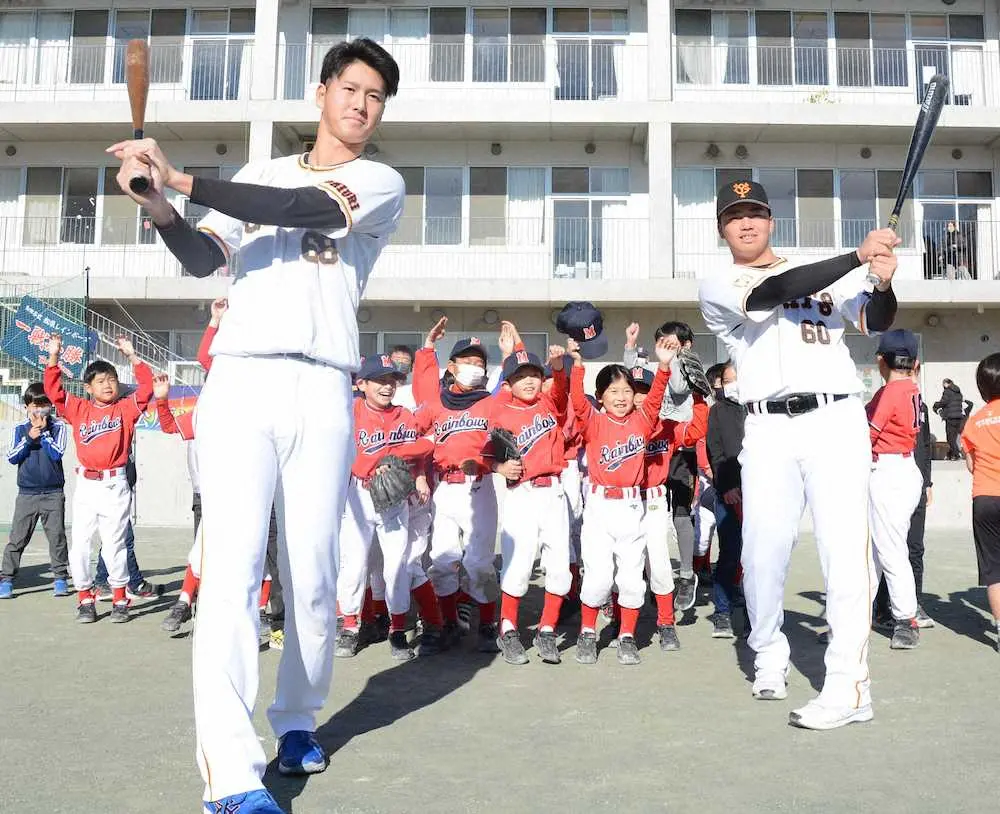 野球教室に参加した巨人・秋広（左）と菊田