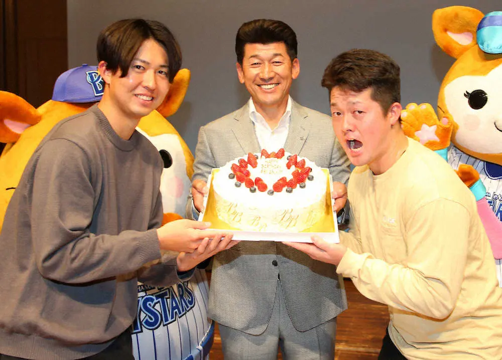25日に48歳の誕生日を迎える三浦監督（中央）は誕生日ケーキを前に笑顔。左は京山、右は牧（撮影・光山　貴大）