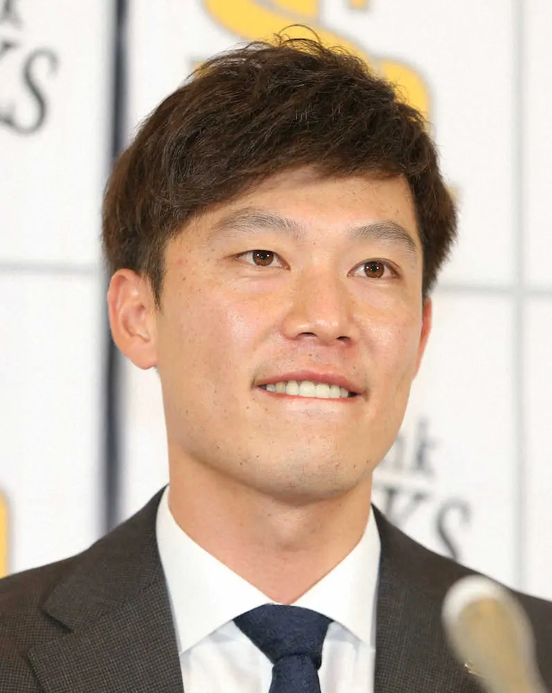 【画像・写真】現状維持で契約更改し会見するソフトバンク・岩崎（撮影・岡田　丈靖）