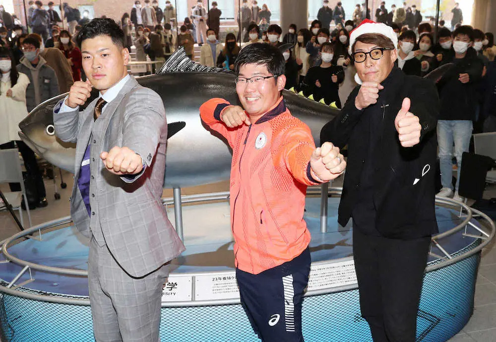 【画像・写真】阪神・佐藤輝とアーチェリー・古川が母校・近大でトークイベント　サンタ帽のあの人がサプライズで…