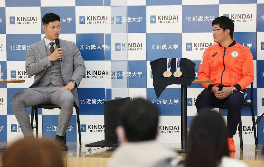 【画像・写真】阪神・佐藤輝　五輪メダルに興奮！「べたべた触っていいんですかね」　アーチェリー・古川と近大トーク
