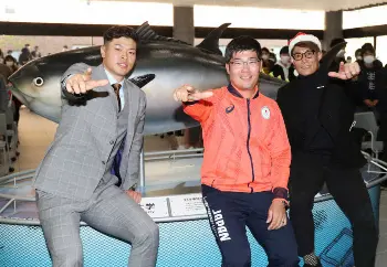 母校近大で東京五輪アーチェリー銅メダリストの古川高晴（中央）と 