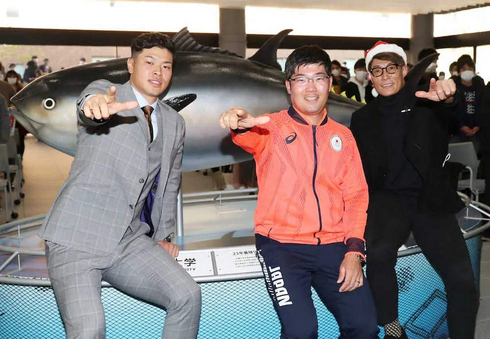【画像・写真】糸井サンタ乱入！「マグロと言えば僕なんで」　阪神・佐藤輝の近大トークイベントにサプライズで