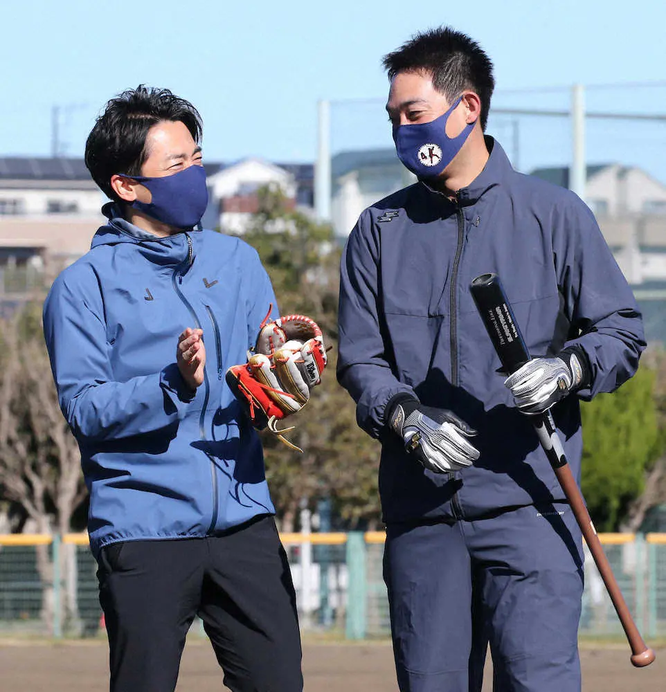 野球教室で秋山（右）と対戦した小泉進次郎氏