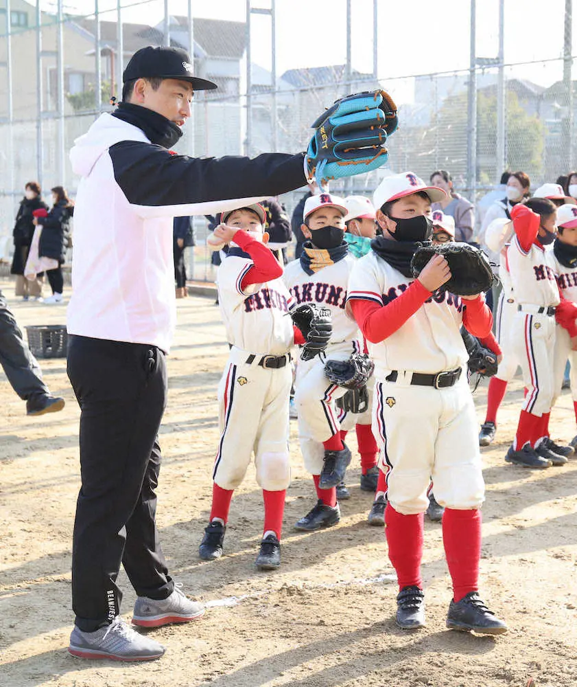 送球練習をする子どもたちにアドバイスをする岩崎（左）（撮影・平嶋　理子）