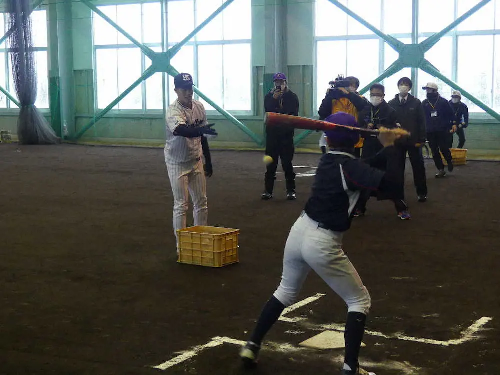 新潟県燕市で行われた野球教室で打撃指導するヤクルト・塩見