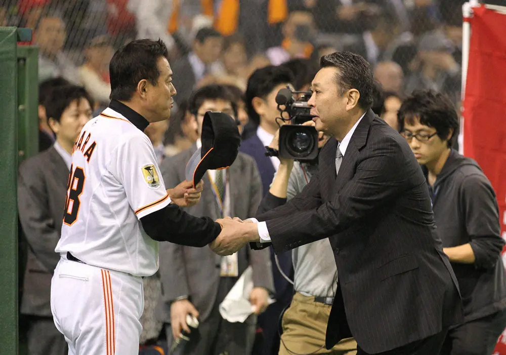 試合前、ジャイアンツ・レジェンズ・デーで来場した江川卓氏（右）からあいさつを受ける原辰徳監督（14年撮影）