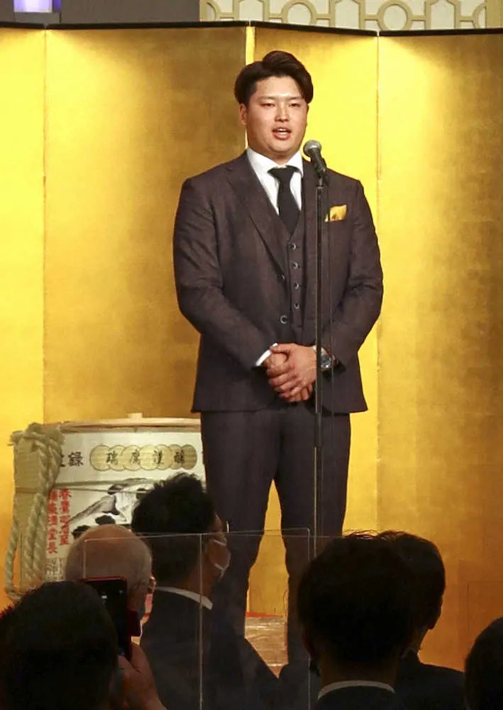 【画像・写真】ヤクルト・村上　本塁打で熊本城再建だ！「野球を続ける限り寄付を続けていく」