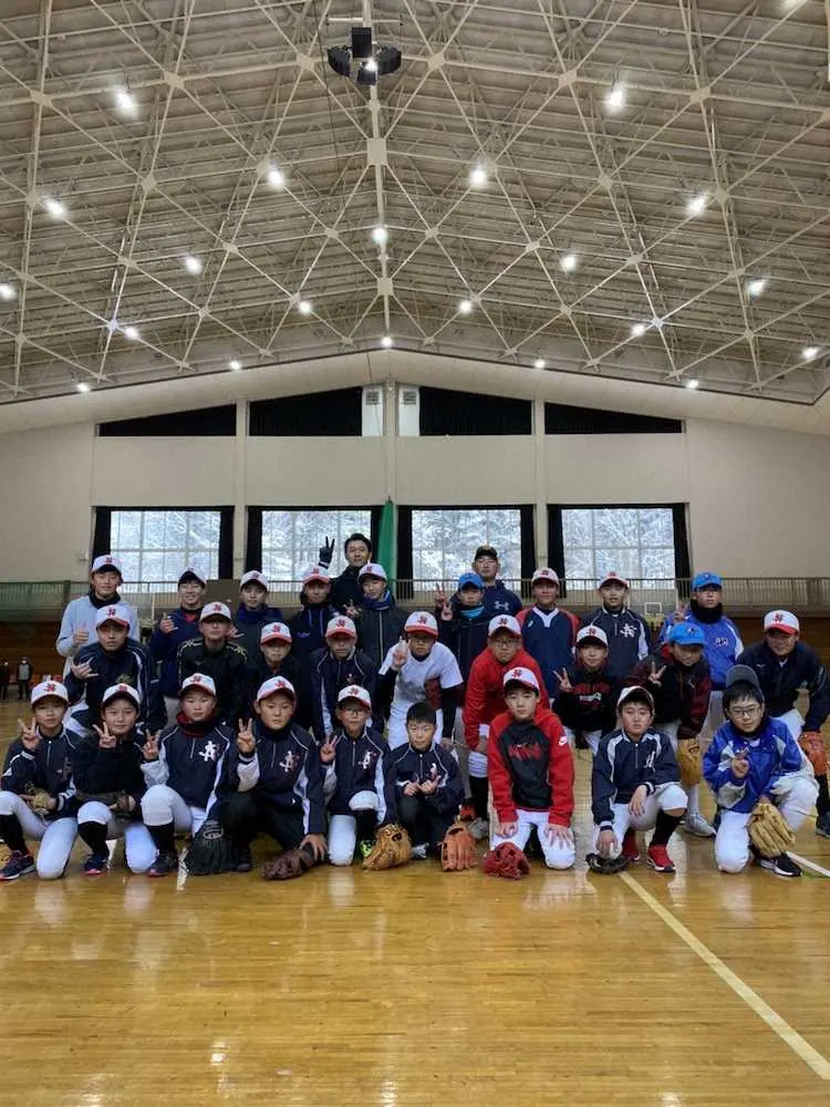 地元の福島県西郷村で野球教室を開催した巨人・矢貫3軍投手コーチ（最後尾中央）※写真撮影時以外はマスクを着用しています