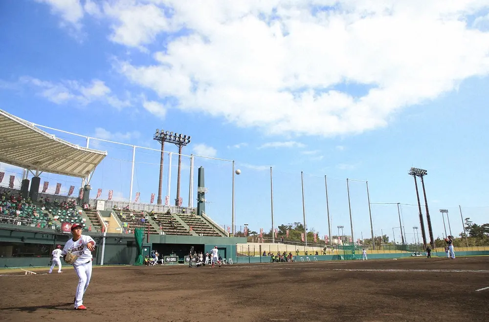 【画像・写真】21年、金武町ベースボールスタジアムでキャッチボールする早川隆久