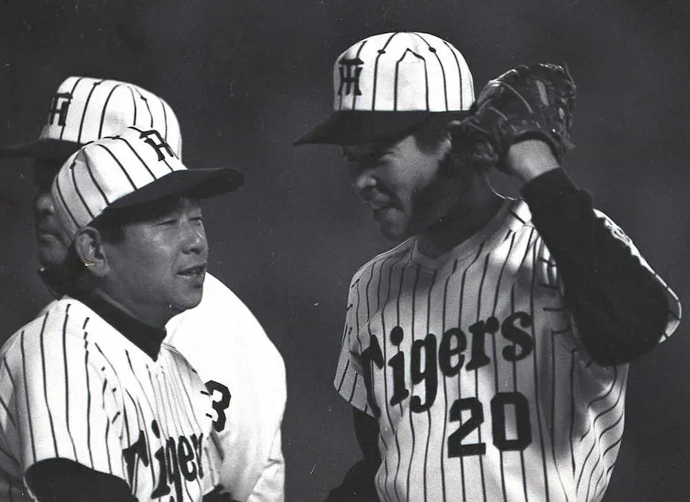 ＜猛虎の血＞阪神対巨人1回戦　完投勝利を挙げて吉田義男監督（左）に迎えられる伊藤文隆　1985年4月16日