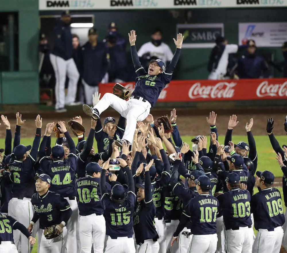 【画像・写真】ヤクルト高津監督「6回目の日本一だから6回頼むわ！」　なのに胴上げで10回宙に舞ったワケ