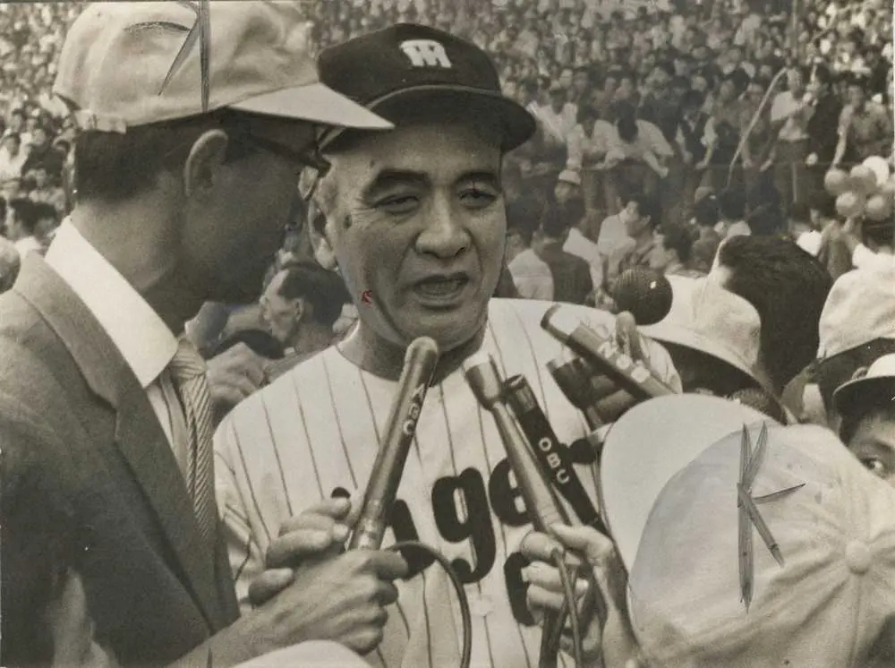 【画像・写真】優勝インタビューで声を震わせる阪神・藤本定義監督（1962年10月3日、甲子園球場）