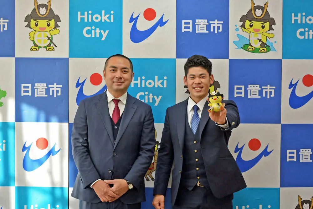 日置市の永山市長（左）を表敬訪問した阪神ドラフト2位・鈴木勇斗（球団提供）