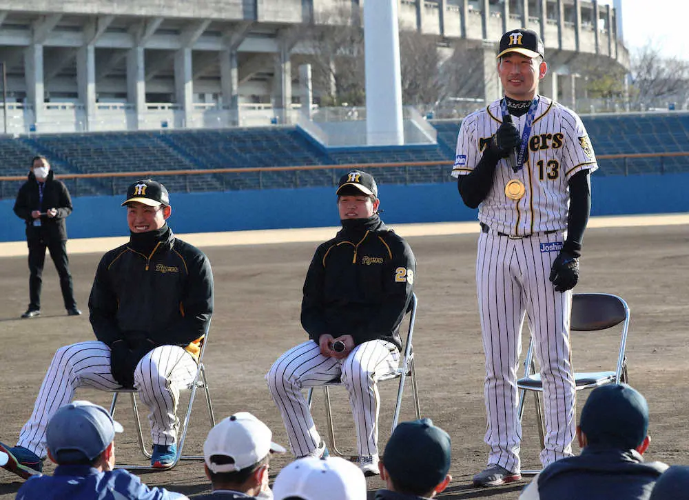 静岡県人会野球教室で金メダルを胸にトークショーをする（右から）岩崎、高橋、佐藤蓮　（撮影・奥　調）
