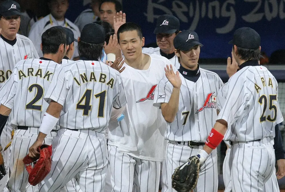 【画像・写真】08年8月15日、北京五輪のオランダ戦を快勝し、稲葉篤紀（41）を迎える田中将大（中央）