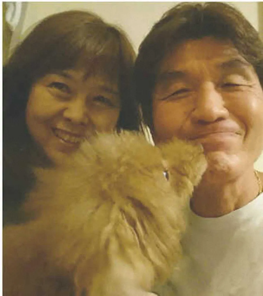 18年ごろ、奈保美夫人、愛犬・祭と寄り添い笑顔を見せる大島氏（大島康徳氏公式ブログから）　