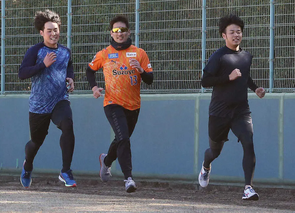 【画像・写真】清水エスパルスのスペシャルユニを着て、高橋（右）、佐藤蓮（左）とランニングのメニューをこなす岩崎（撮影・中村　与志隆）