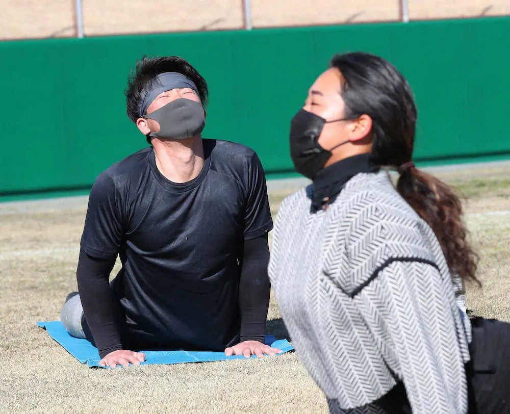 【画像・写真】阪神・陽川　現役ビーチバレー選手にヨガで弟子入り「自分の体を1ミリ単位で動かせば、より操作できる」