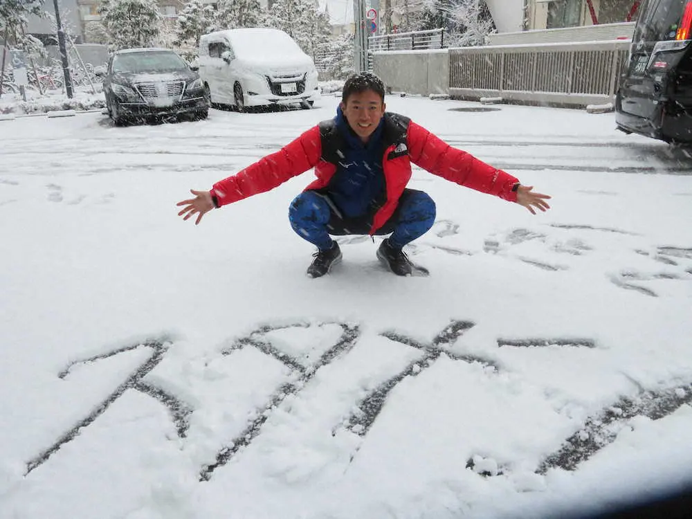 自主トレを公開した中日ドラフト2位・鵜飼は雪で「スタメン」の文字をつくる