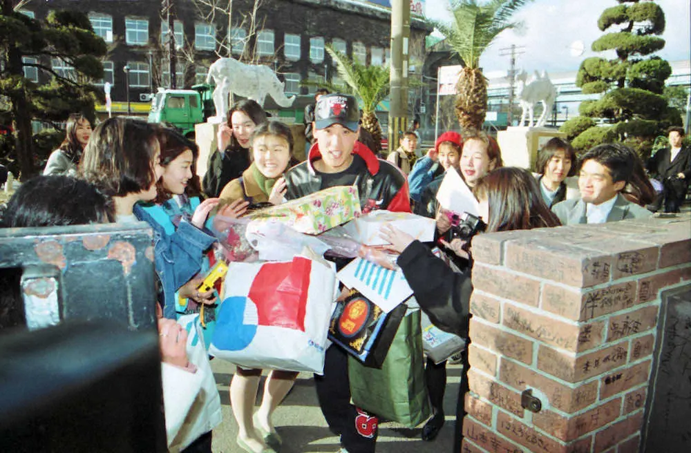 阪神・新庄21歳の誕生日、虎風荘の前はプレゼントを手にした女性ファンであふれた（1993年1月28日）