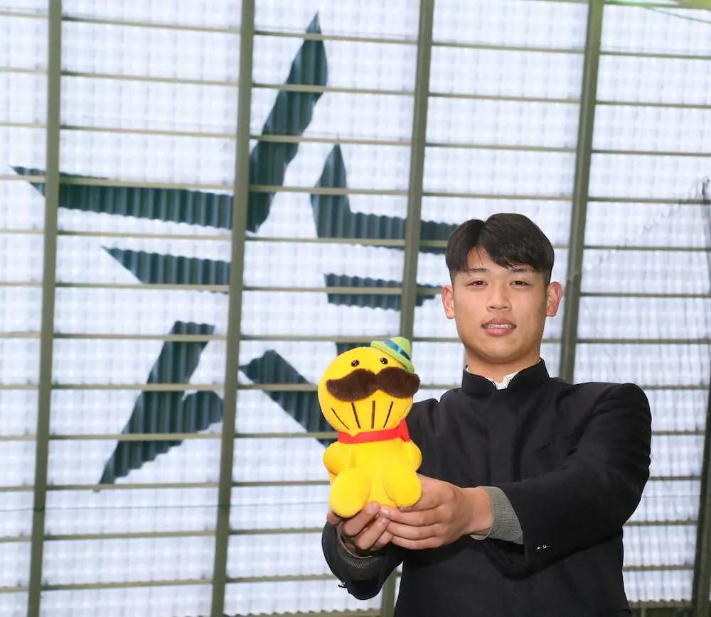 【画像・写真】DeNAドラ1・小園健太が「大吉」入寮　「出身地の貝塚の心を忘れないように」ぬいぐるみ持参