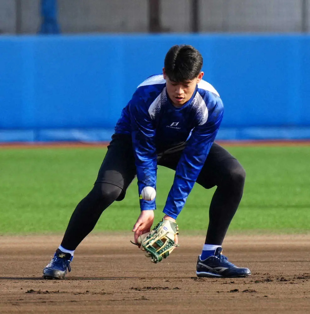 【画像・写真】DeNA三浦監督「初心を忘れず」新人9選手に訓示　ドラ1小園「7割で投げたけど緊張して力んだ」