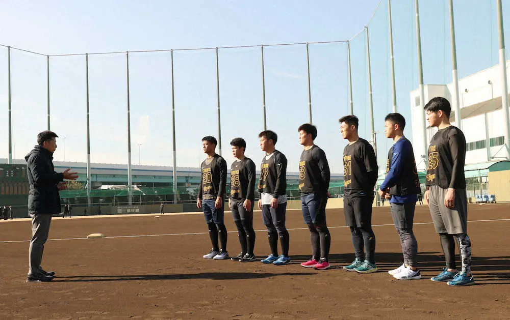 【画像・写真】阪神の新人合同自主トレ初日に矢野監督が2位・鈴木、3位・桐敷のキャンプ1軍を明言