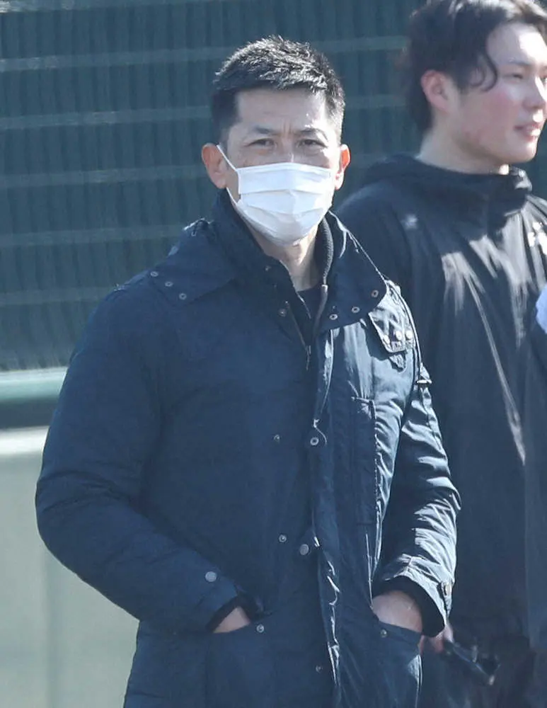【画像・写真】練習を眺める矢野監督（撮影・平嶋　理子）