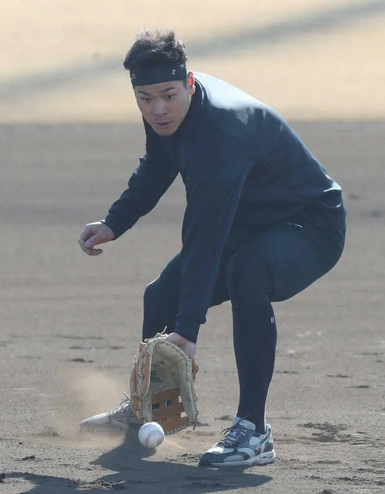 【画像・写真】阪神・佐藤輝　三塁奪取へ特守漬け地獄の春!井上ヘッドが鬼キャンプ予告「去年はお客さん」容赦なく鍛える