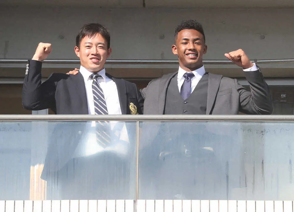 【画像・写真】中日　新人6選手が入寮　ブライトは父の“金言”ボード、鵜飼は1ダースのホームランボール持参