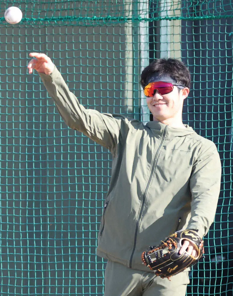 笑顔でキャッチボールをする阪神・中野